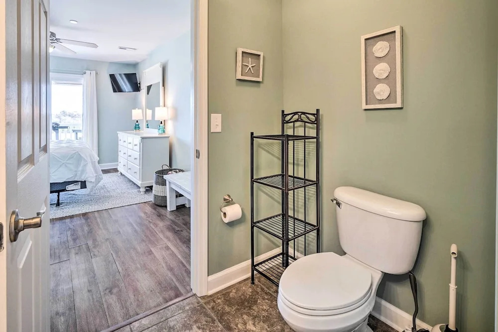Oak Island Condo - Walk to the Beach!
