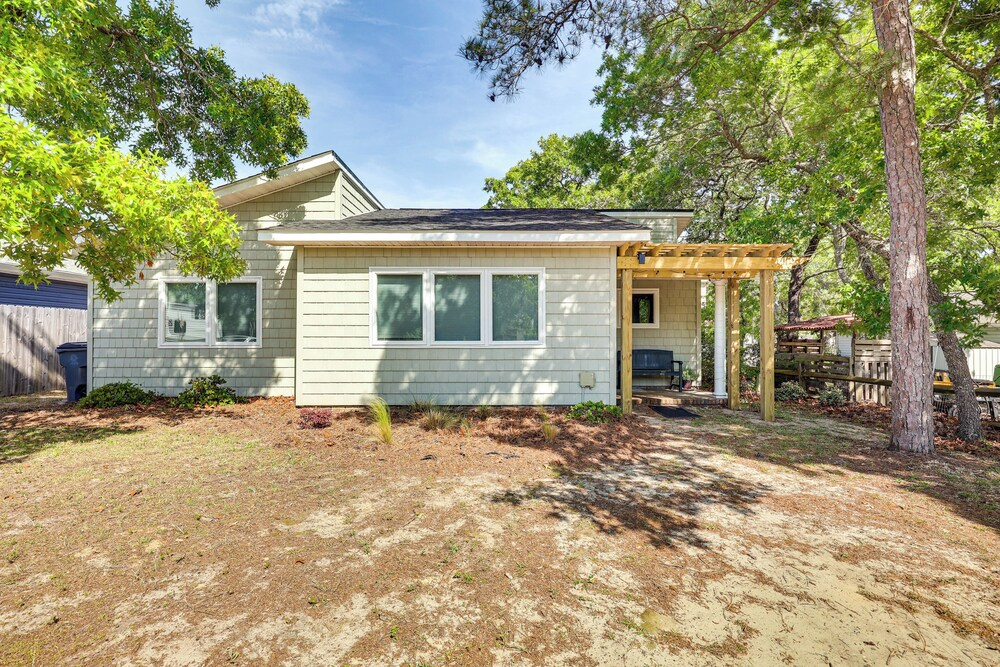Oak Island Cottage: Minutes to Long Beach!
