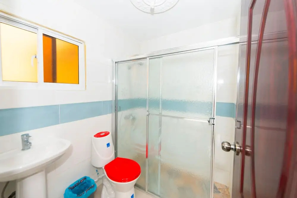 Modern 1-Bedroom Apartment with Private Balcony Fast Wi-Fi Free Parking
