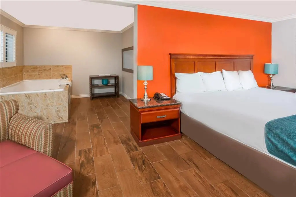 Howard Johnson by Wyndham Orange Hotel & Suites