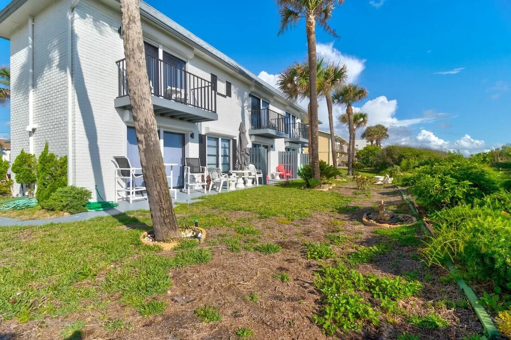 Yellow Sunshine Oceanfront Townhouse, Private Balcony Unit #2
