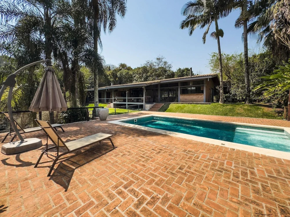 Casa térrea com piscina e cozinha de cinema | Granja Viana