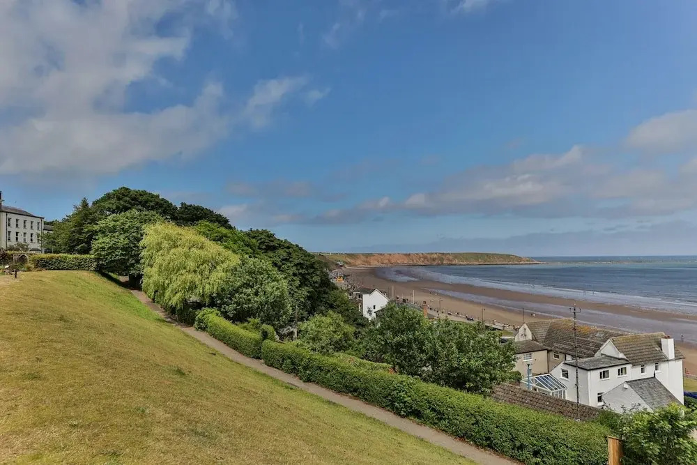Pet-friendly Coastal Apartment in Filey, No Deposit