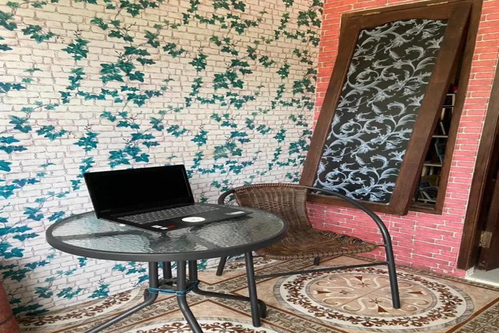 SPOT ON 91616 Kharisma Guest House