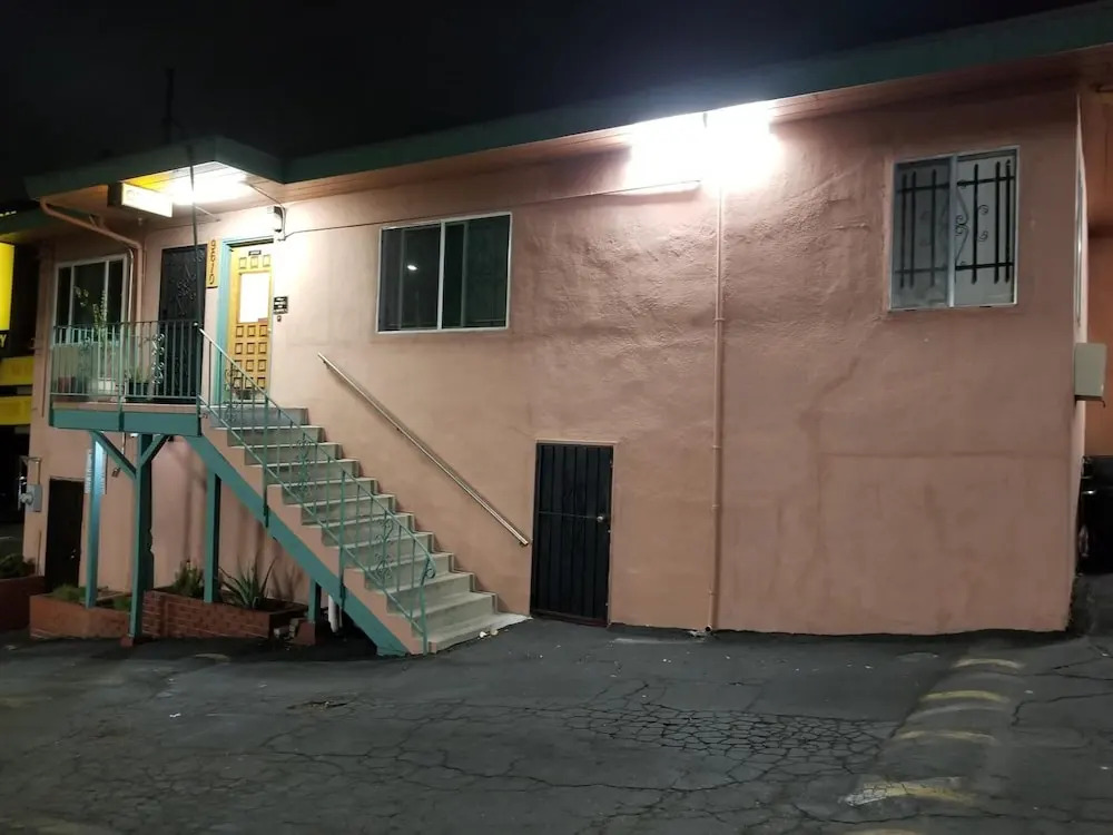 Travis Lodge Motel 16