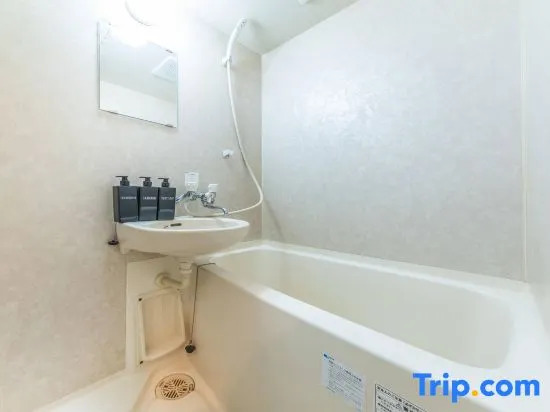 14 minutes on foot from Shibuya Station | 5 minutes on foot from Shinsen Station | 2 people
