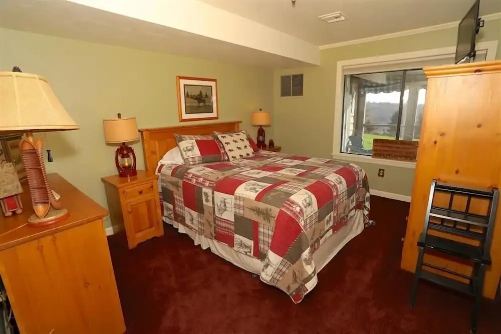 Seven Springs 1 Bedroom Premium Condo, Walking Distance to Slopes by RedAwning