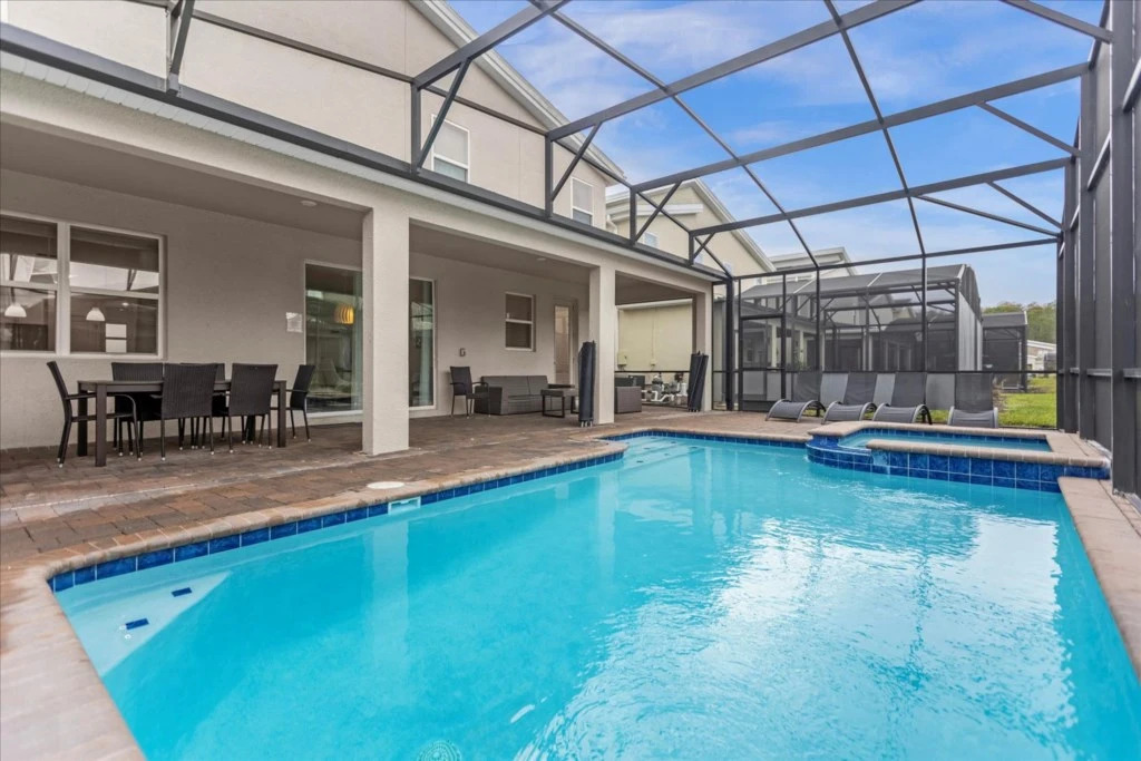 9 Bd 5 Ba Storey Lake 4559 Nl