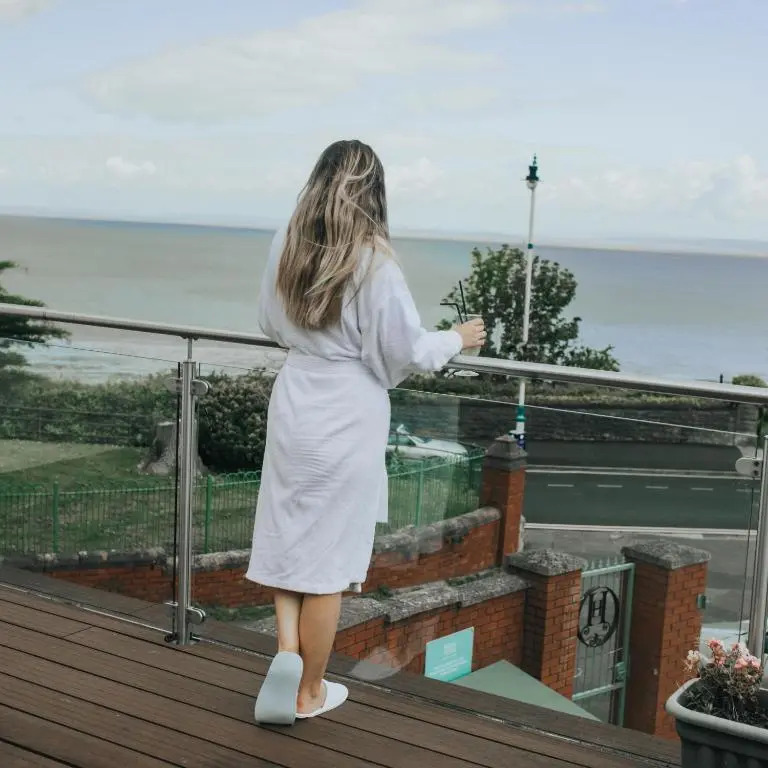 Holm House - Stylish Coastal Suites - HEDD Spa - Silures Bar & Restaurant