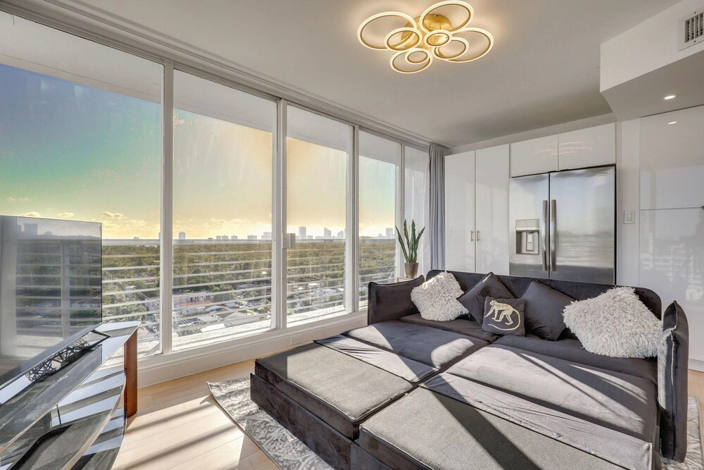 Elegant Condo w/ Stunning Views in Dtwn Hollywood