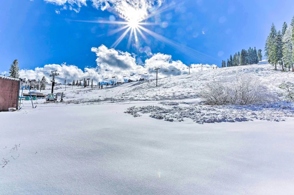 Home w/ Deck + Access to Tahoe Donner Amenities!