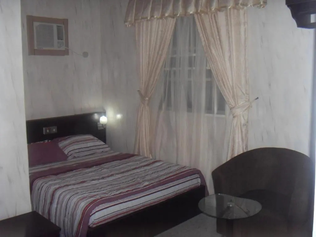 Vista Lounge & Suites