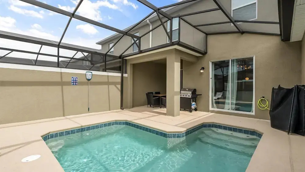 Contemporary Townhouse w BBQ & Pool Sleeps 12