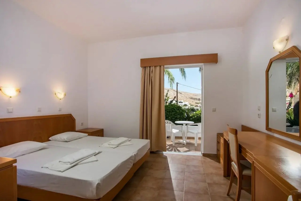 Lambis Studios & Apartments