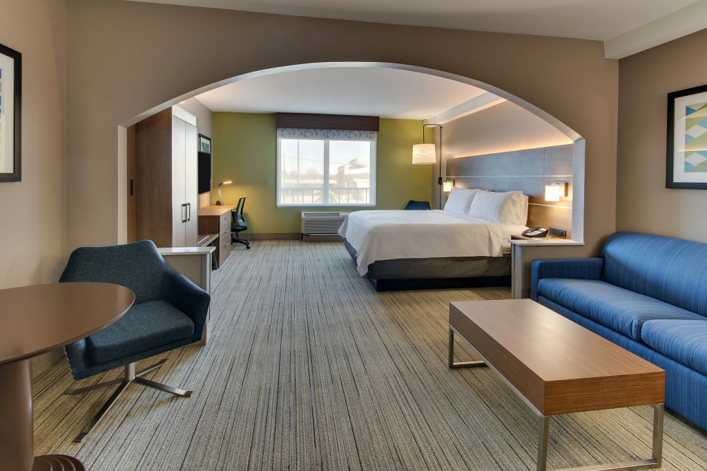 Holiday Inn Express & Suites Columbus - Ft Benning Maingate by IHG