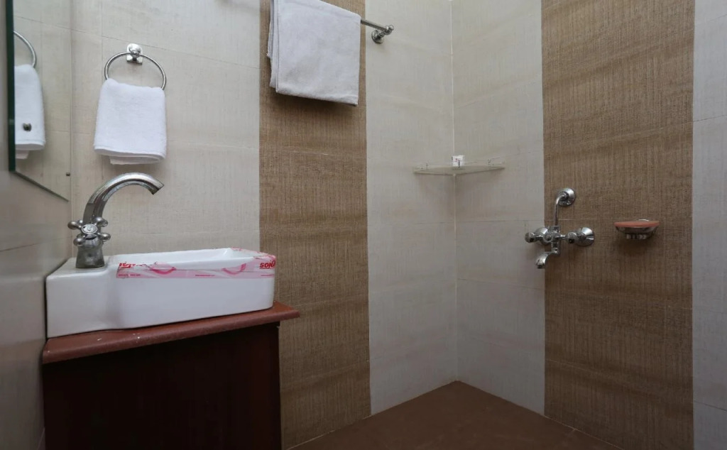 Holiday Inn Guest House By OYO Rooms