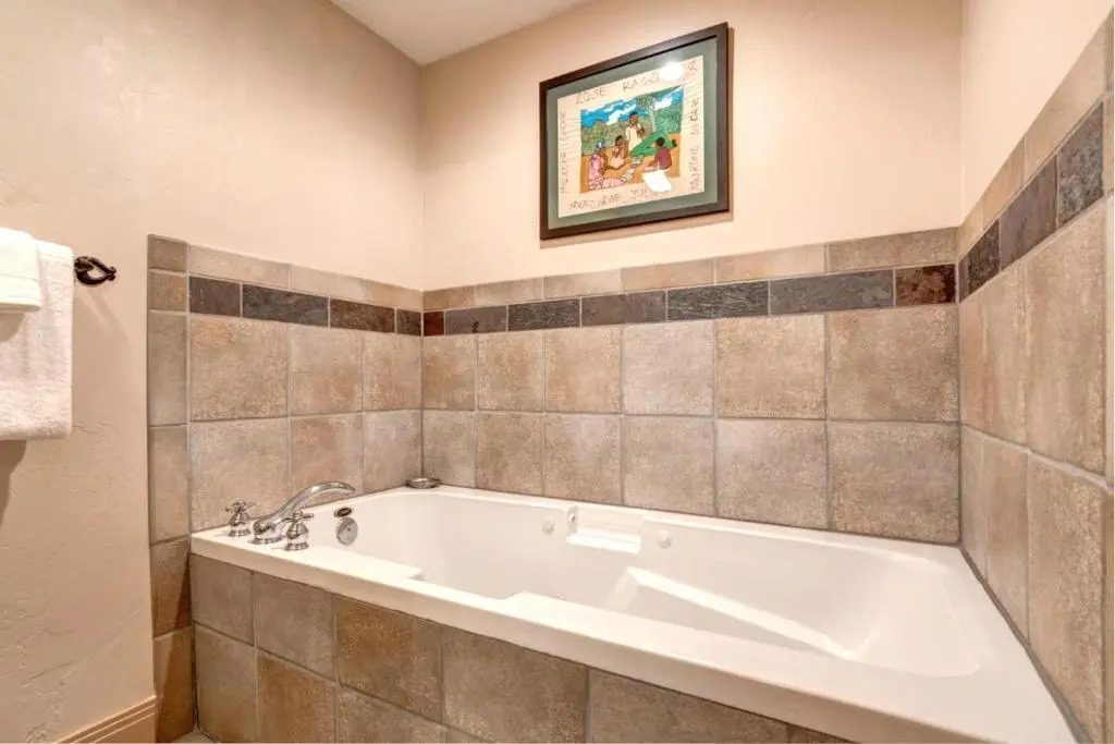 K B M Resorts- TPC-102C Remodeled 3Bd, walk to Main and Town Lift, private hot tub, AC