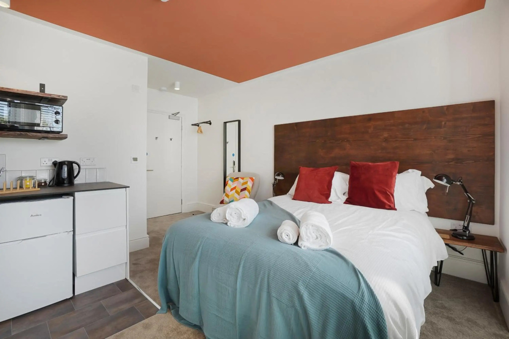 Self contained eco-studio apartments Perfect for contractors Pets welcome Like a hotel but better Pure Abodes serviced accommodation