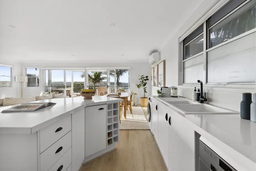 Chic Coastal 1-bedroom Home With Balcony & BBQ