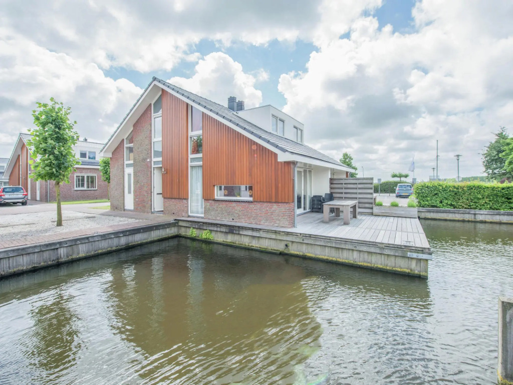 Apartment in Waterpark with Private Jetty
