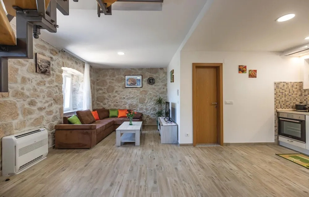 Awesome Home In Ploce With Jacuzzi
