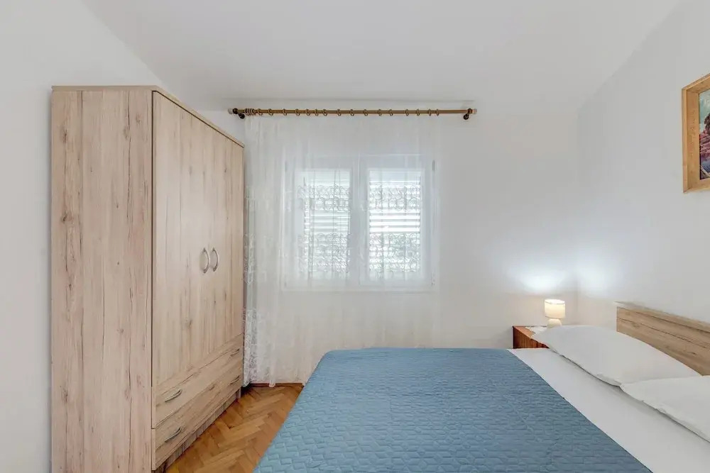 Seafront apt With Terrace, 4 Bedrooms and Mooring