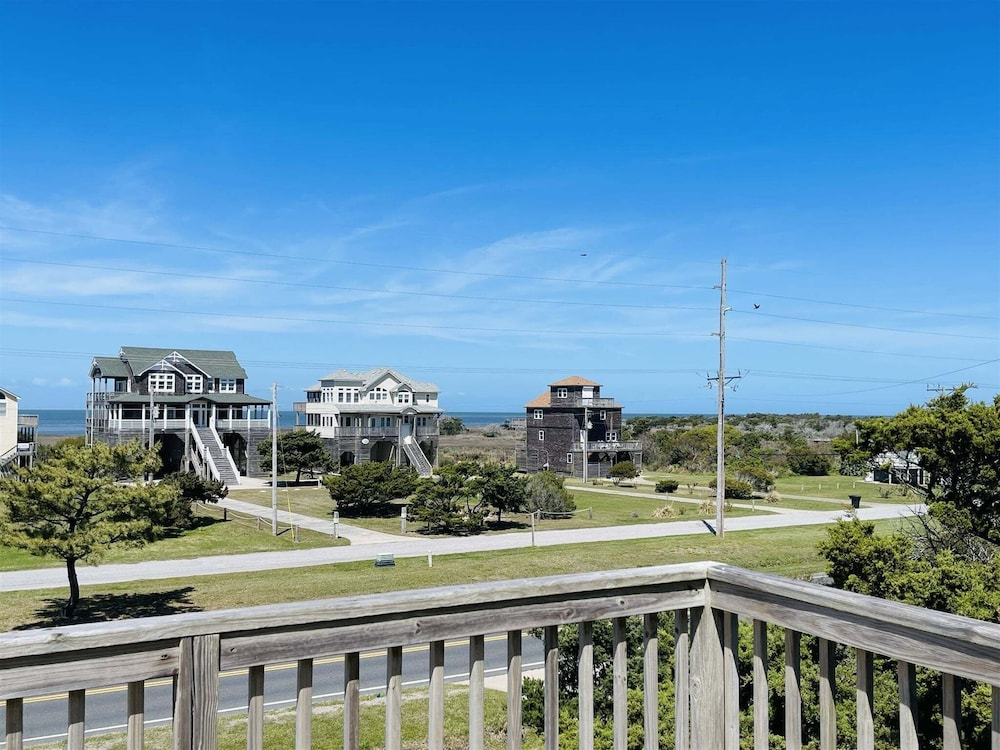 Hatteras Hideaway 3 Bedroom Cottage by RedAwning