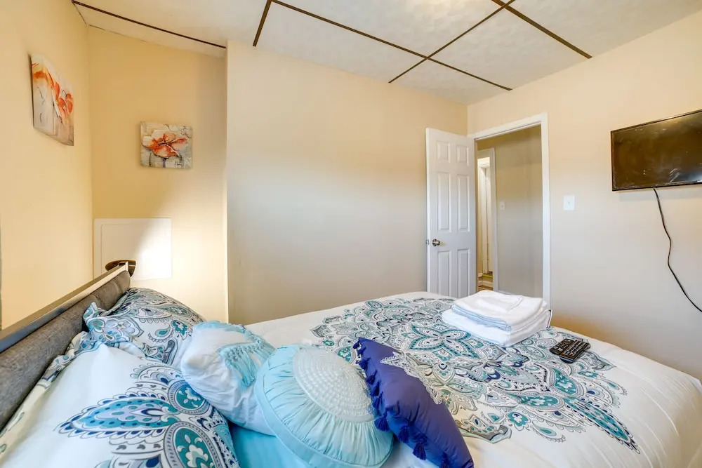 West Oakland Home - 2 Mi to Downtown Pittsburgh!
