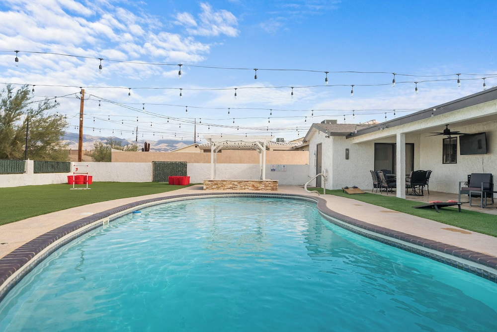 Sunny Arizona Oasis w/ Views - 2 Mi to Lake Havasu