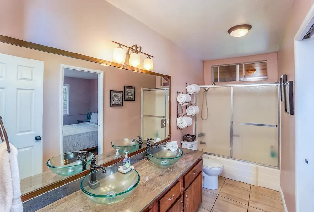 Hale Nui Ohana - 4 Br home by RedAwning