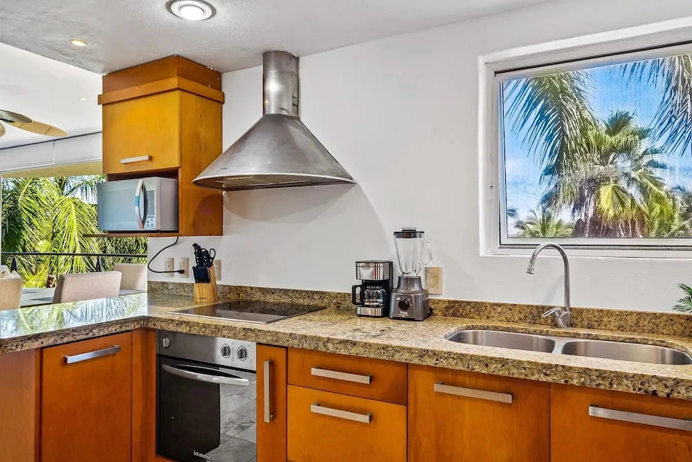 2nd-floor Condo With Private Balcony, On-site Pool & Billiards