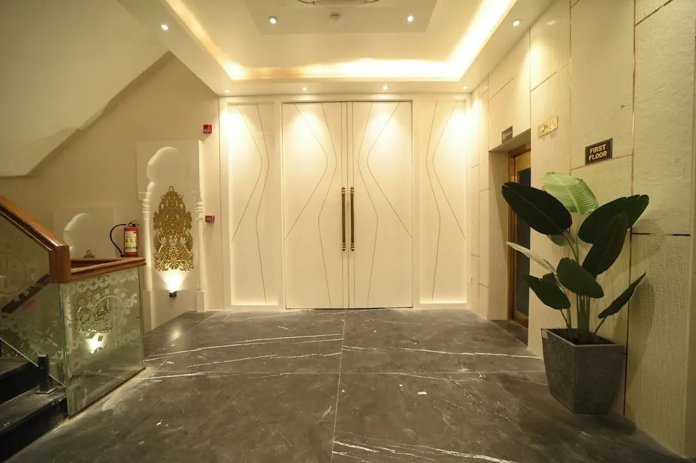 Hotel Gold In Leaf