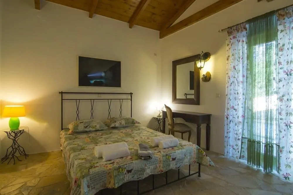 Su La Strata Villa by CorfuEscapes