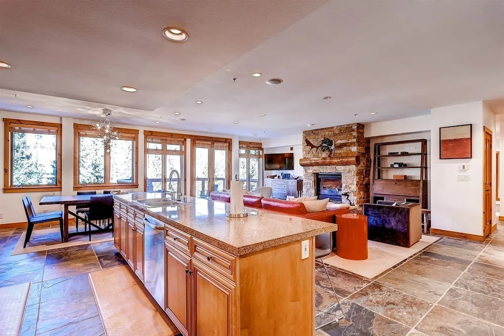 Premier 4 Bedroom Ski In, Ski Out Lone Eagle Condo With The Best Access To Skiing In Keystone