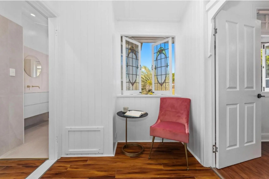 Urban Getaway Top Floor 4BR 4BA, AC, Sauna, Ipswich