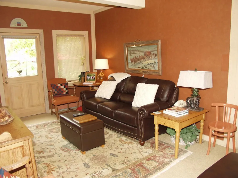 Walk 1 block to ski access - 6th bedroom mother-in-law unit optional Home by RedAwning