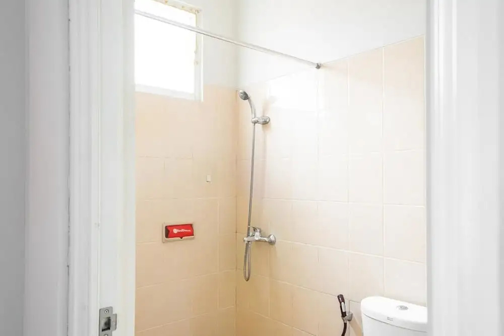 RedDoorz near Siloam Karawaci 3