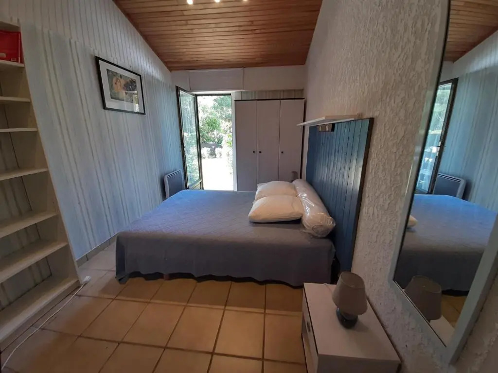 Maison moderne entre forêt et océan, avec jardin et terrasse. - FR-1-239-425