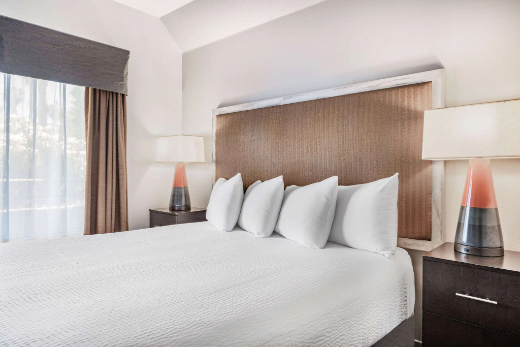 Ramada by Wyndham Bakersfield