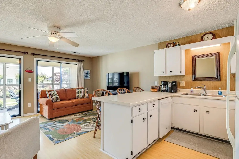 Emerald Isle Condo Near Beach w/ Screened Porch!