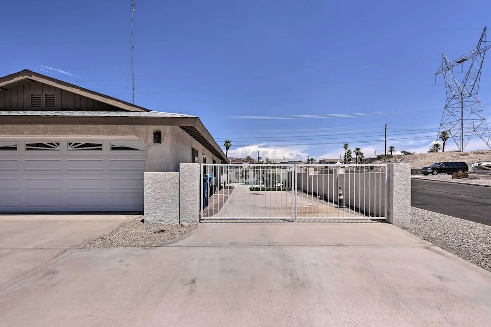 4 Mi to Lake Havasu: Luxe Home in Arizona!