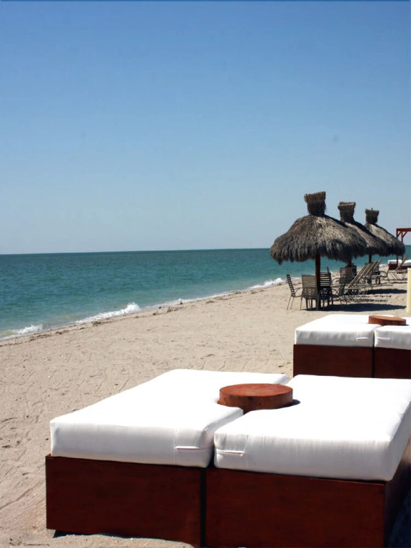 Playa Villa - 2 Br condo by RedAwning