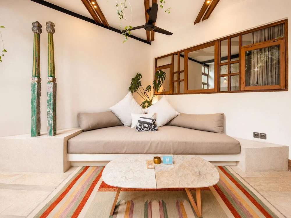 Modern 2-BR Art Deco Villa, 800m from the Beach
