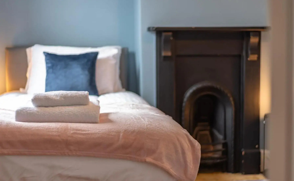 Sleeps 6 - 2 Bedroom Reading House - With WiFi, Netflix, Parking & Garden by JDF Property