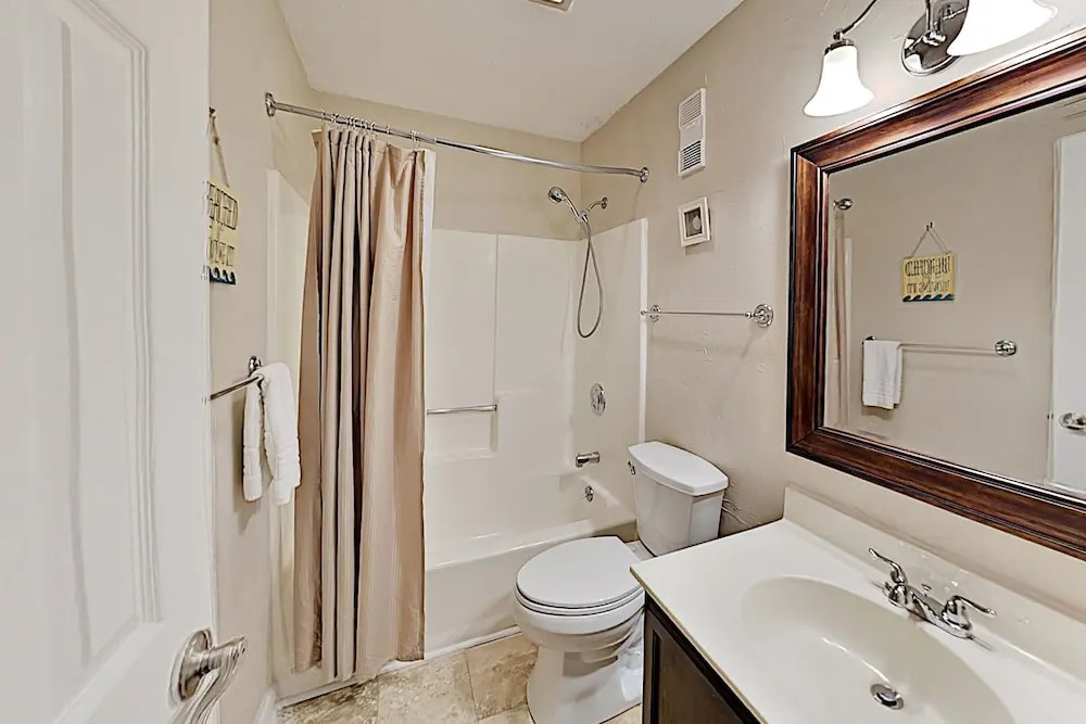 A Peace N Paradise - Contemporary Poolside 2bd/2ba 2 Bedroom Condo