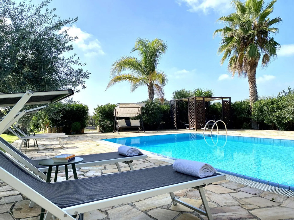 Apartment in villa, suitable for families, swimming pool, large outdoor spaces-Salice by Villa Rita
