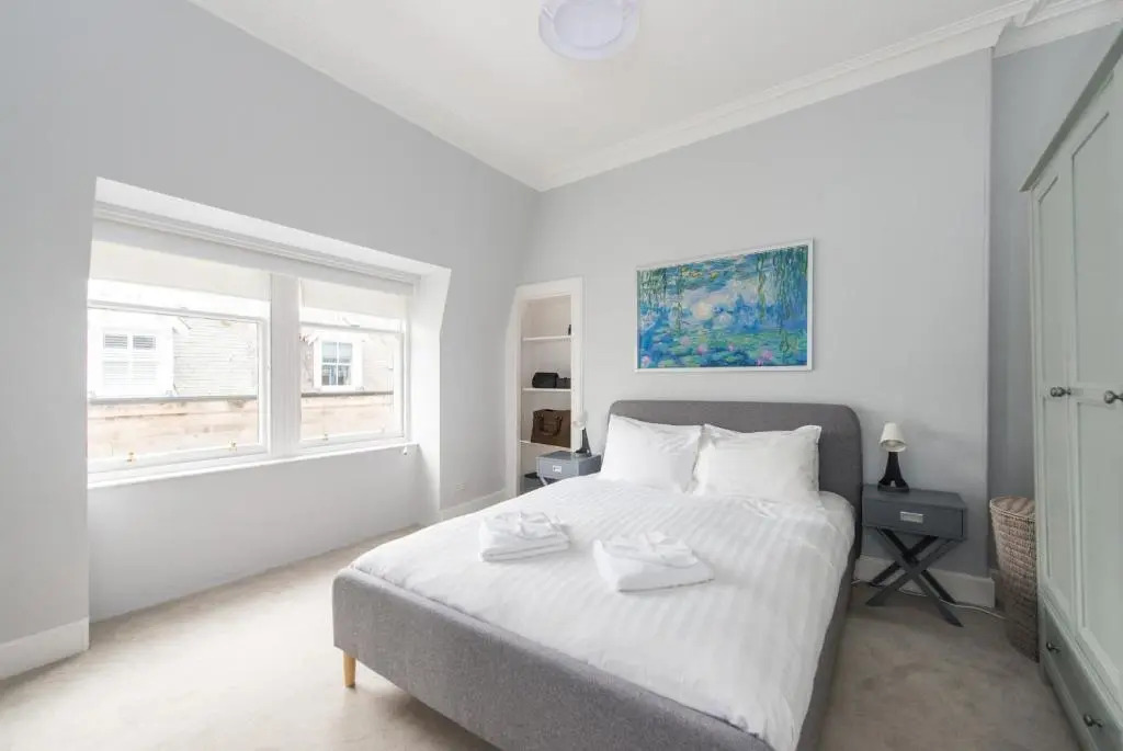 Bright 2 bed apartment North Berwick High Street