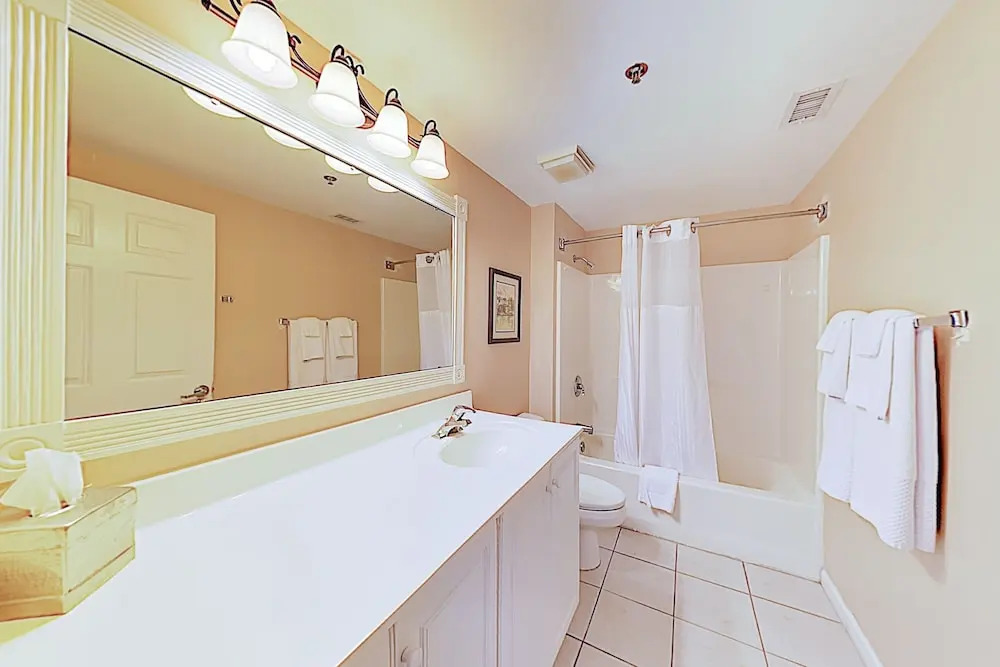 New Listing! Lovely River-view W/ Balcony 1 Bedroom Condo