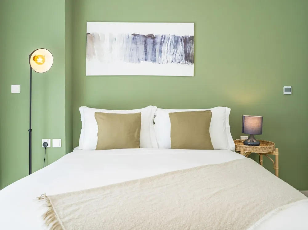 HomesGetaway-2BR Apt in 1 Residences