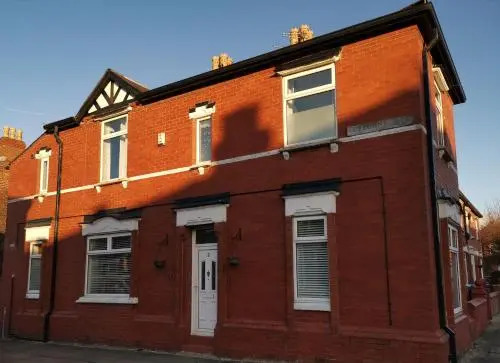 Corner House, Sleeps 8 in 4 Bedrooms, near train station, Great Value